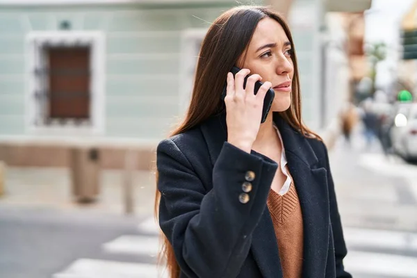 Ung Vacker Latinamerikansk Kvinna Talar Smartphone Med Allvarliga Uttryck Gatan — Stockfoto