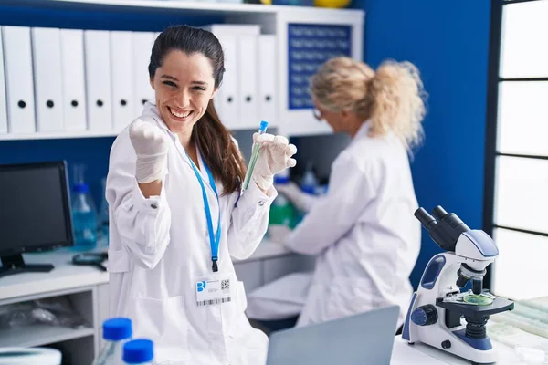 Mulher Hispânica Jovem Trabalhando Laboratório Cientista Gritando Orgulhoso Celebrando Vitória — Fotografia de Stock