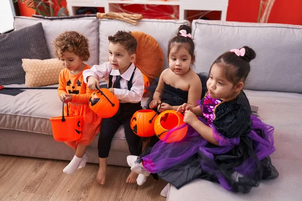 Skupina Dětí Halloween Kostýmu Drží Dýňový Koš Doma — Stock fotografie
