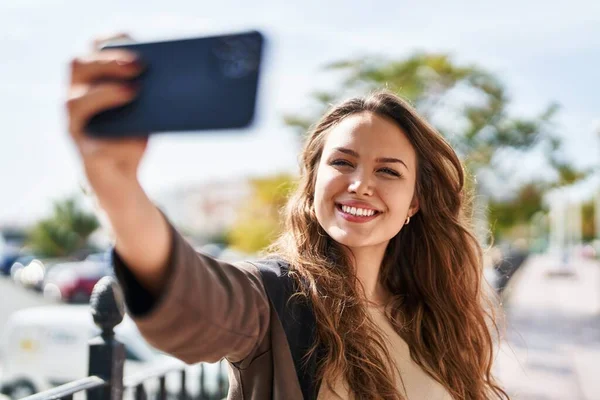 Młoda Piękna Latynoska Uśmiecha Się Pewnie Robiąc Selfie Przy Smartfonie — Zdjęcie stockowe