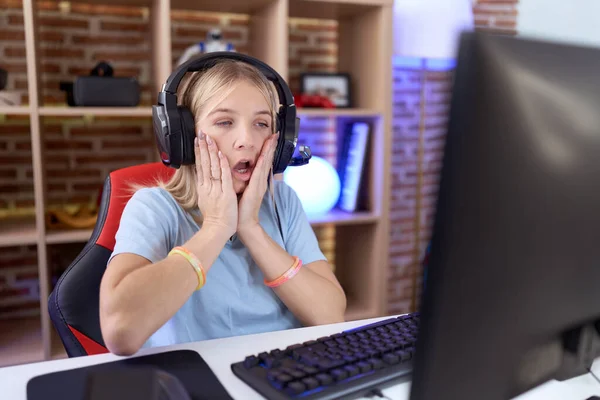 Young Caucasian Woman Playing Video Games Wearing Headphones Tired Hands — Stock Photo, Image