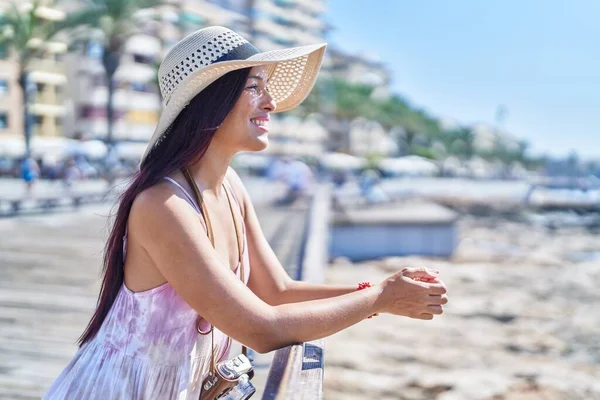 Junge Schöne Hispanische Touristin Lächelt Selbstbewusst Brüstung Meer Gelehnt — Stockfoto