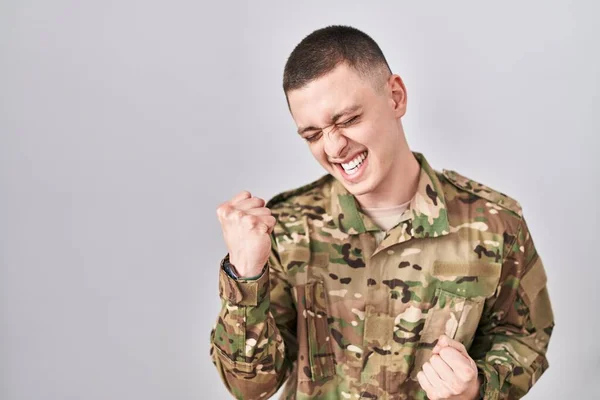 Mladý Muž Maskáčové Armádní Uniformě Velmi Šťastný Vzrušený Dělá Vítězný — Stock fotografie