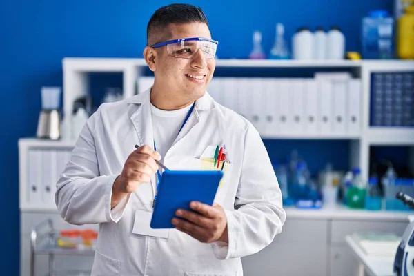 Młody Latynoski Naukowiec Uśmiecha Się Pewnie Używając Touchpada Laboratorium — Zdjęcie stockowe