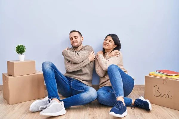 Young Couple Moving New Home Hugging Oneself Happy Positive Smiling — Stock Photo, Image