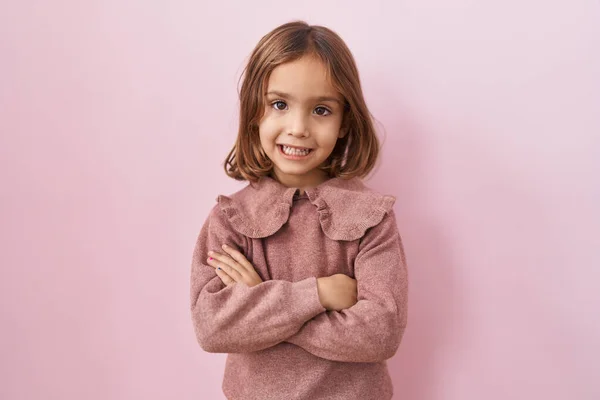 Kleines Hispanisches Mädchen Das Vor Rosa Hintergrund Steht Glücklich Lächelnd — Stockfoto