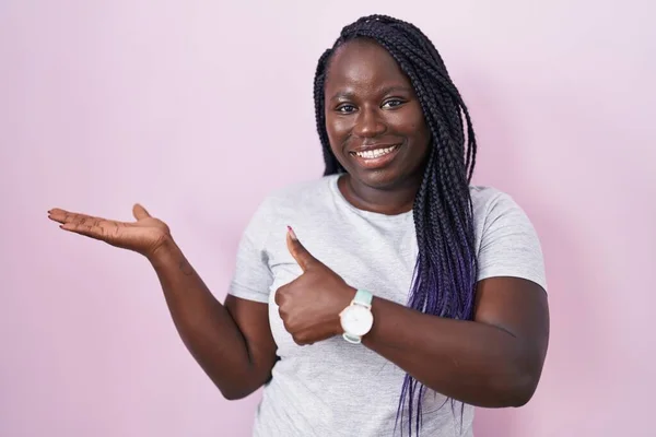 Joven Mujer Africana Pie Sobre Fondo Rosa Mostrando Palma Mano — Foto de Stock