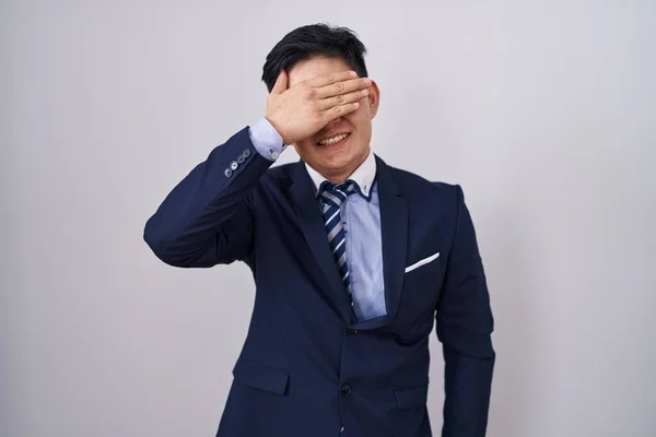 Молодий Азіатський Чоловік Діловому Костюмі Краватці Посміхається Сміється Рукою Обличчі — стокове фото
