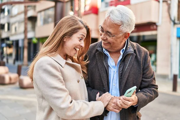 Mediana Edad Hombre Mujer Pareja Sonriendo Confiado Usando Teléfono Inteligente —  Fotos de Stock