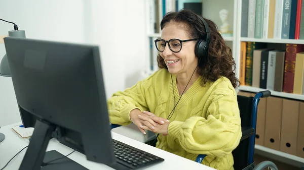 Middle Age Hispanic Woman Teacher Using Computer Sitting Wheelchair Library — Stockfoto