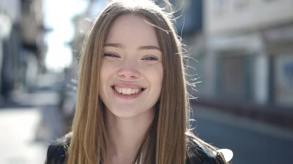 Junge Blonde Frau Lächelt Selbstbewusst Und Steht Auf Der Straße — Stockfoto
