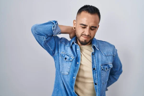Young Hispanic Man Standing Isolated Background Suffering Neck Ache Injury — Stock Photo, Image
