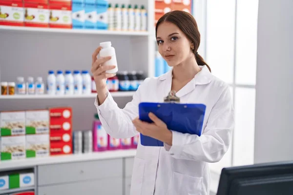 Young Woman Pharmacist Reading Prescription Holding Pills Pharmacy — Photo