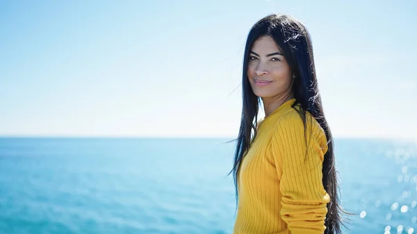 Junge Schöne Hispanische Frau Steht Mit Entspanntem Gesichtsausdruck Meer — Stockfoto