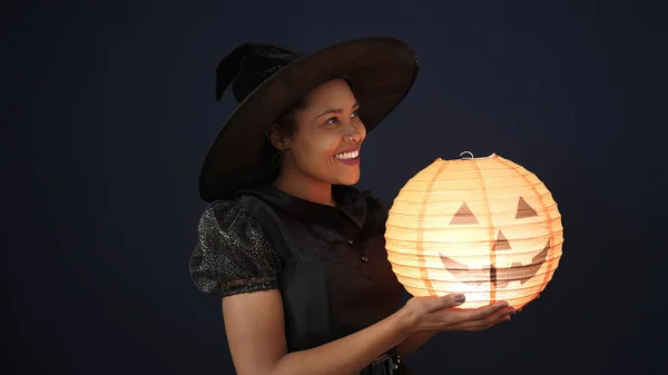 African American Woman Wearing Witch Costume Holding Halloween Pumpkin Lamp — Φωτογραφία Αρχείου