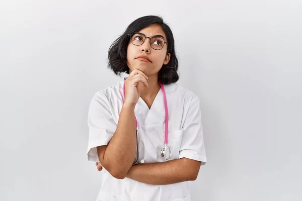 Young Hispanic Doctor Woman Wearing Stethoscope Isolated Background Hand Chin — Stock Photo, Image