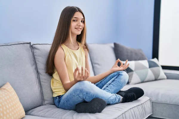 Adorable Chica Haciendo Ejercicio Yoga Sentado Sofá Casa — Foto de Stock