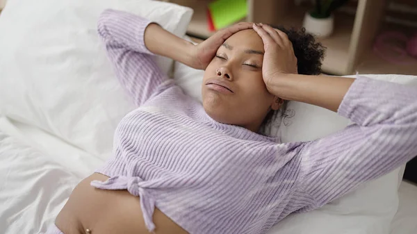 Yatak Odasında Stresli Bir Ifadeyle Yatakta Yatan Afrikalı Amerikalı Kadın — Stok fotoğraf