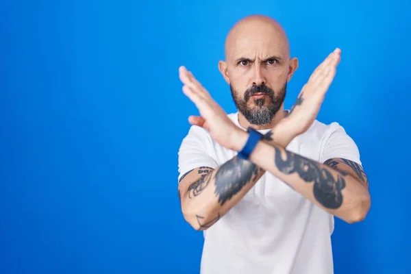 Hombre Hispano Con Tatuajes Pie Sobre Fondo Azul Expresión Rechazo —  Fotos de Stock