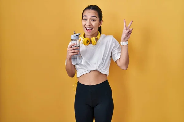 Ung Sydasiatisk Kvinna Bär Sportkläder Dricksvatten Leende Med Glada Ansikte — Stockfoto
