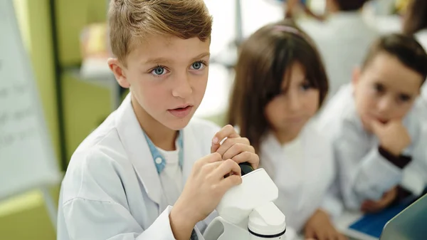 Gyerekek Csoportja Mikroszkóppal Laboratóriumi Osztályteremben — Stock Fotó