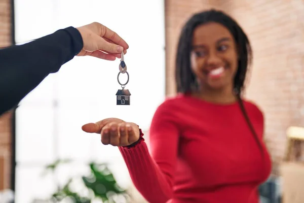 African American Woman Smiling Confident Holding Key New Home — Fotografia de Stock