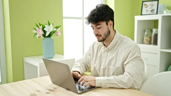 Jovem Hispânico Usando Laptop Sentado Mesa Sala Jantar — Fotografia de Stock