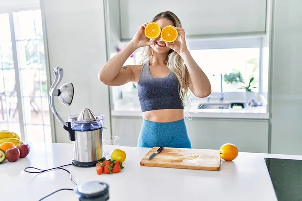 Mutfakta Portakalı Gözünün Önünde Tutarak Gülümseyen Genç Bir Kadın — Stok fotoğraf