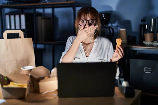 Mulher Bonita Nova Que Trabalha Usando Computador Portátil Comendo Comida — Fotografia de Stock