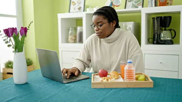 Afroamerikanerin Frühstückt Mit Laptop Speisesaal — Stockfoto