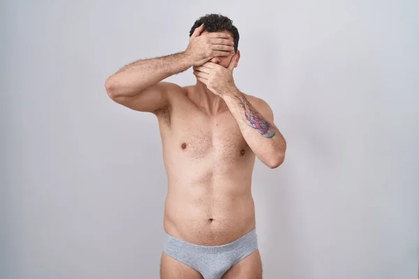 Junger Hispanischer Mann Der Ohne Hemd Unterwäsche Steht Und Augen — Stockfoto