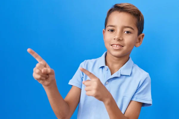 Kleiner Hispanischer Junge Lässigem Blauem Shirt Lächelnd Und Mit Zwei — Stockfoto