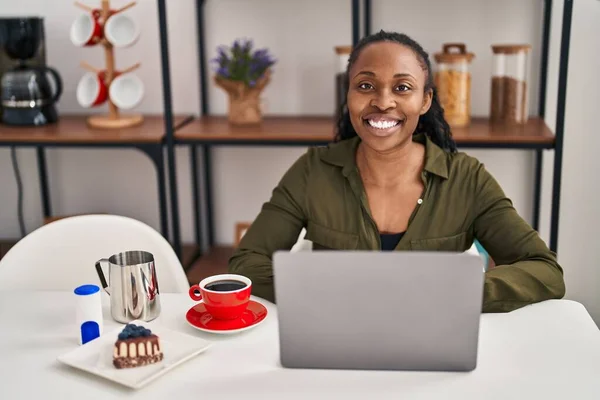African American Woman Having Breakfast Using Laptop Home — Fotografia de Stock