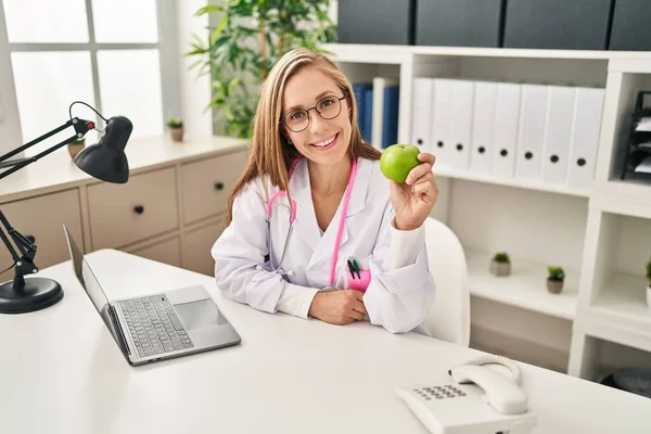 Ung Blond Läkare Kvinna Som Håller Grönt Äpple Kliniken Ser — Stockfoto