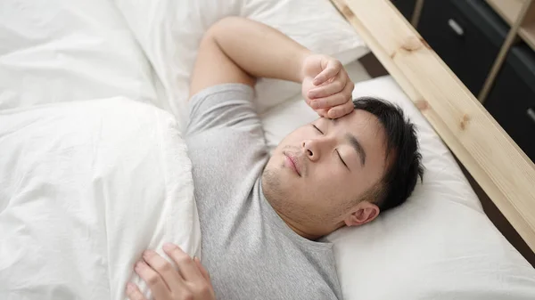 Jeune Homme Chinois Couché Sur Lit Dormant Dans Chambre — Photo
