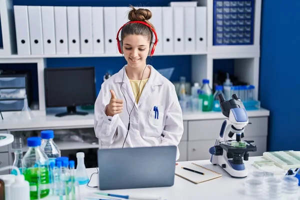 Chica Adolescente Que Trabaja Laboratorio Científico Sonriendo Feliz Positivo Pulgar —  Fotos de Stock