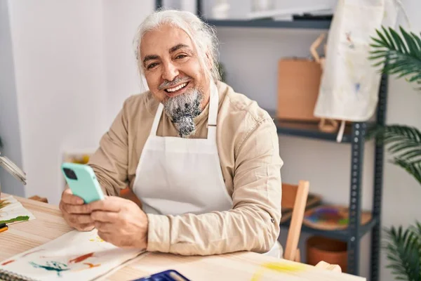 Hombre Artista Pelo Gris Mediana Edad Sonriendo Confiado Usando Teléfono —  Fotos de Stock