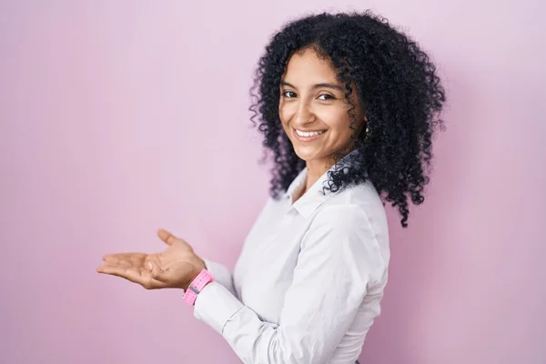 Hispanic Woman Curly Hair Standing Pink Background Pointing Aside Hands — Foto de Stock