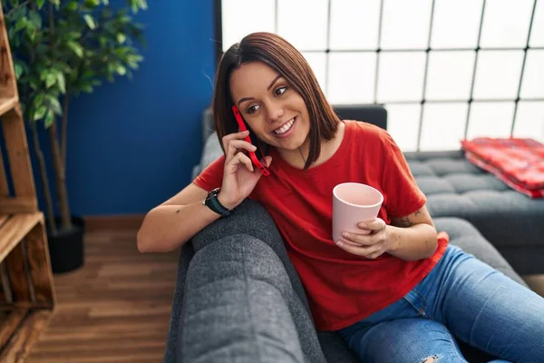 Joven Hermosa Mujer Hispana Hablando Smartphone Bebiendo Café Casa —  Fotos de Stock