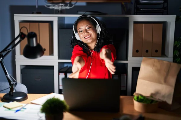 Genç Asyalı Kadın Geceleri Ofiste Dizüstü Bilgisayarla Çalışıyor Kameraya Sarılıp — Stok fotoğraf