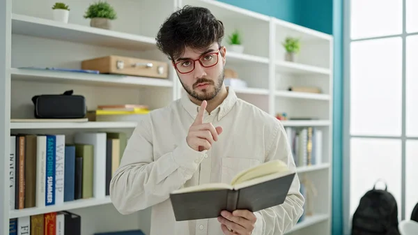 Mladý Hispánec Muž Student Čtení Knihy Dělá Mlčení Gesto Knihovně — Stock fotografie