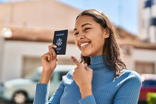 Jovem Afro Americana Sorrindo Confiante Segurando Passaporte Dos Estados Unidos — Fotografia de Stock