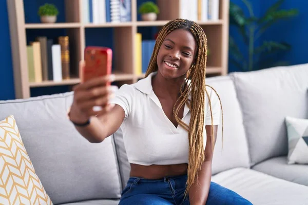 Αφροαμερικανή Γυναίκα Κάνει Selfie Από Smartphone Κάθεται Στον Καναπέ Στο — Φωτογραφία Αρχείου