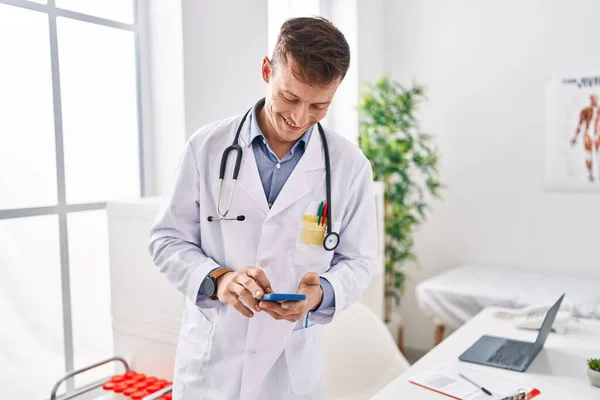 Young Man Doctor Using Smartphone Working Clinic — Zdjęcie stockowe