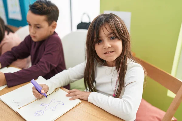 Niños Niñas Estudiantes Sentados Mesa Dibujando Cuaderno Aula — Foto de Stock