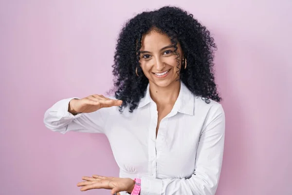 Hispanic Woman Curly Hair Standing Pink Background Gesturing Hands Showing — Stock Photo, Image
