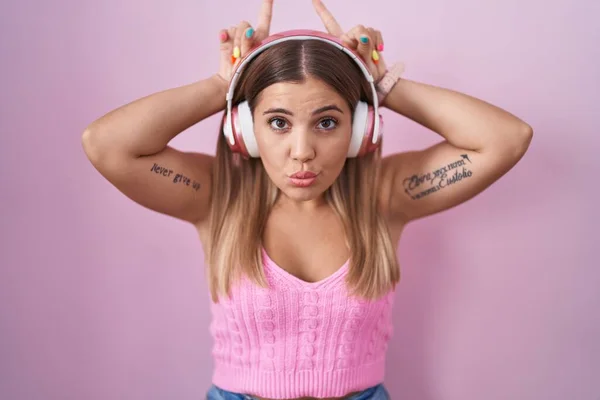 Mujer Rubia Joven Escuchando Música Usando Auriculares Haciendo Gesto Divertido — Foto de Stock