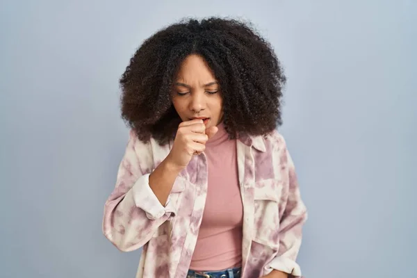 站在蓝色背景上的年轻非洲裔美国女人感觉不适 咳嗽是感冒或支气管炎的症状 保健概念 — 图库照片