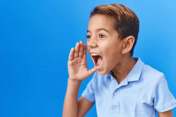 Маленький Іспаномовний Хлопчик Казуальній Блакитній Сорочці Безглуздо Плутається Відкритими Руками — стокове фото