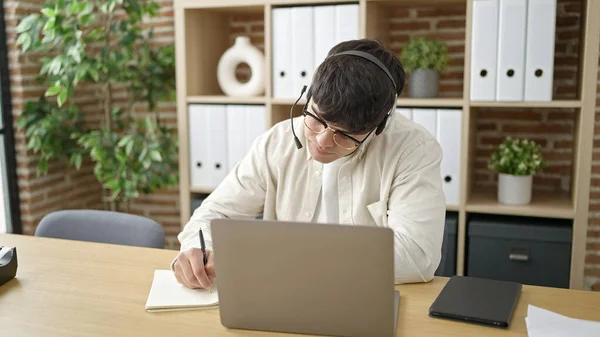 Genç Spanyol Adamı Internette Toplantı Yapıp Ofiste Notlar Yazıyor — Stok fotoğraf